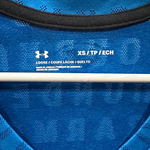 NWOT Under Armour Women's Blue Patterned V-Neck Tee sizeXS - Picture 2 of 8